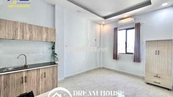 Phòng cửa sổ trời giá siêu mềm kế Văn Hiến