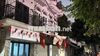 Nhà Ở Gần Ngõ To Thế Này Lại Chả Sướng Lắm Ạ