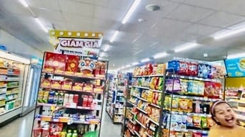 Quày hàng tuyển gấp nhân sự bán hàng dịp noel