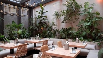 Chị đang cần 2-3 bạn phụ chị bán cà phê