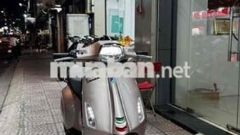 Vespa Sprint hồng Porsche