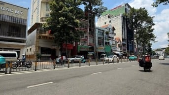 Bán nhà mặt tiền Trần Phú đoạn 2 chiều P8 Quận 5, DT 6x19m, thực tế 14