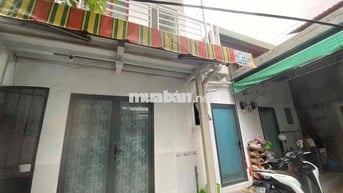 Hẻm thoáng Quận 4, sát trung tâm – Nhà ngang 8.5m, có sân – Sổ hồng, c