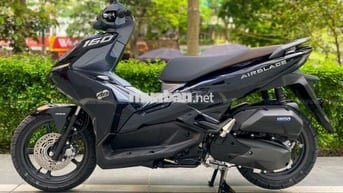 Honda Air Blade 160 2022 xanh đen. xe đang cầm.
