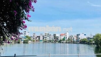 Cần bán nhà mặt hồ dân xây chắc chắn ô tô nhỏ đỗ trong sân