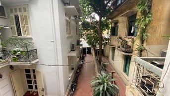 Cho thuê nhà trong khuôn viên biệt thự Pháp cổ mặt phố TRẦN QUỐC TOẢN