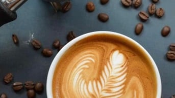 Anh nhận thêm 4 bạn làm ở quán, công việc bán về đồ uống 