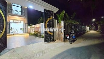 Bán căn nhà lầu Tân Cổ Điển. Có khu vườn + chồi xanh chill chill.