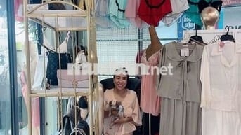 Cần sang lại shop , nhà đẹp nguyên căn .