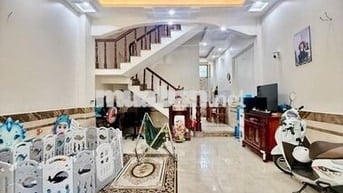 CHỦ KẸT TIỀN CẦN BÁN GẤP NHÀ DIỆN TÍCH HIẾM 3 TẦNG 5x15 TCH QUẬN 12