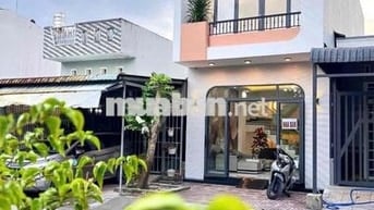 Bán gấp nhà 1 trệt 1 lầu giá 1tỷ5 ngay KCN Nam Tân Uyên 140m2