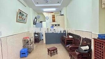 cho thuê nhà Đ.Trần Hưng Đạo Q1. 3pn 2wc nhà sạch đẹp.