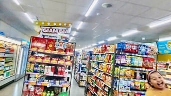 TRỰC  QUẦY TUYỂN NHÂN VIÊN ĐI LÀM NGAY. DIÊP CUÔI NÅM