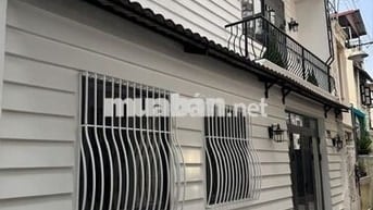 Nhà mới ngang 9m, cách mặt đường CMT8 chỉ vài bước chân