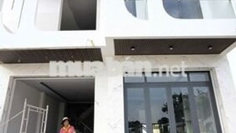 Bán nhà đẹp 2 lầu công năng rộng rãi, vị trí trung tâm chợ Rạch Kiến