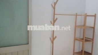 Phòng trọ giá mềm có sẵn giá phơi đồ và kệ tủ