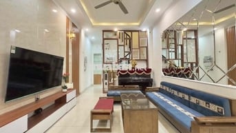 Bán gấp nhà Hoàng Văn Thái, 45m2, ô tô đỗ cổng, nhà đẹp đủ nội thất