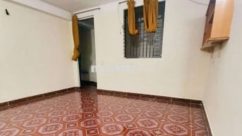 Phòng lầu 1,hành lang thoáng,giờ giấc tự do,yên tĩnh,an ninh tốt.