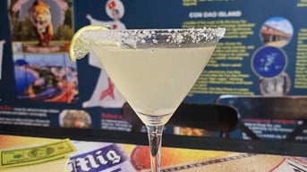 Tuyển Nhân Viên Nữ Phục Vụ Bar Tây 