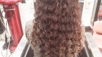 Cần  nữ thợ phụ làm tóc làm móng 