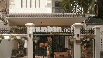 CHO THUÊ NHÀ PHONG CÁCH VINTAGE SÂN VƯỜN NGAY TRUNG TÂM QUẬN 1