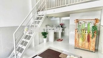 PHÒNG GÁC CAO BAN CÔNG VIEW THÀNH PHỐ MỚI XÂY - CÓ THANG MÁY