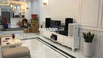 cần bán nhà 1 tr 3 lầu đường 11 m có vỉa hè