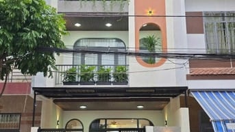 THANH LÍ PHÁT MÁI NHÀ 1 TRỆT , 1 LẦU - SHR - GẦN CHỢ BÌNH CHÁNH .