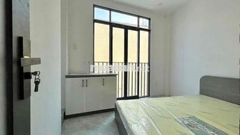 Phòng có cửa sổ lớn giả ban công cực thoáng đường Thích Quảng Đức