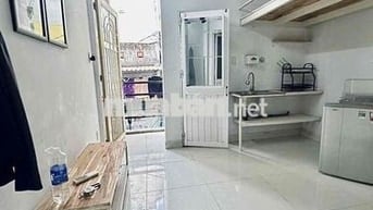 PHÒNG GÁC BAN CÔNG - MÁY LẠNH - GIÁ RẺ NGAY TRUNG TÂM