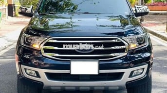 Everest 2 cầu màu Xanh Đen bán tại hãng Ford