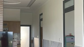 Nhà mái thái sân vườn có chuồng trại nuôi gà