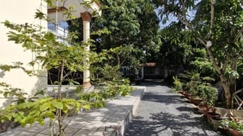 Bán biệt thự sân vườn gần hồ bơi Ngọc Diệp đường Rừng Sác, dt 829m