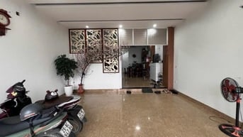 Chính chủ cho thuê nhà nguyên căn 61 Hoàng Cầu. Phân lô. Ô tô 60m x 4 