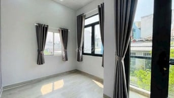 Đi nước ngoài cần bán nhà đường Lạc Long Quân Dt 55m2 giá 1ty650