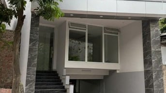  Mặt bằng kinh doanh tầng 1 nhà mặt đường, thuận tiện  ,trung tâm
