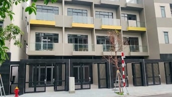 Bán Nhà DT đất 137 m2 ,1 trệt,2 lầu,1 mái thiết kế 5 PN-5 WC, DTXD 320