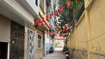 Sau nhà Mặt phố, cạnh Trường Mầm non Hoa Hồng, nhà đẹp chủ nhà tự xây