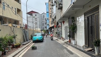 LÊ VĂN HIẾN - ĐÔNG NGẠC -BÁN  NHÀ DÂN XÂY -KHU PHÂN LÔ 2 THOÁNG –Ô TÔ 