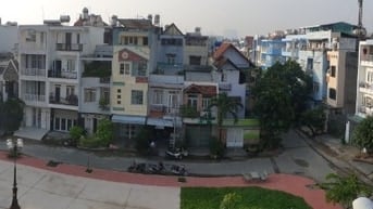 Nhà Bán đối diện công viên, giao thông thuận lợi, gần tường Đại học