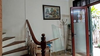 Cho thuê nhà 12tr nhà đẹp nguyên căn ngõ 279 Đội Cấn - 3 phòng ngủ