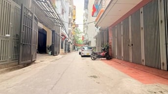 Nhà mặt ngõ Trần Quốc Hoàn, đi bộ sang Trường NBK, gara Ô tô vào nhà