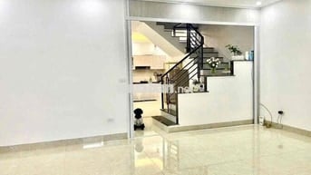 tôi chính chủ muốn bán nhà ngõ 193 định công hạ. dt80m mt6m giá 2.5 ty