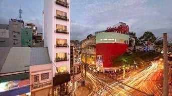 Bán khách sạn Đề Thám Quận 1, 4m × 24m, 11 tầng, HĐT 330tr/tháng