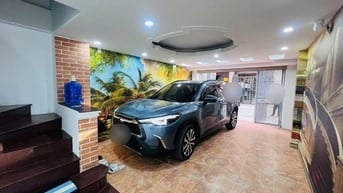 Gần Hồ, gần chợ Hoàng Ngân, có ngay nhà đẹp, Gara, Ô Tô tránh