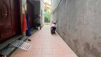 NHÀ  XUÂN ĐỈNH – NGÕ RỘNG, GẦN Ô TÔ TRÁNH – 2 THOÁNG TRƯỚC SAU.