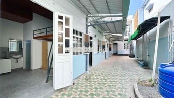 DÃY NHÀ LIỀN KỀ CÓ SÂN VƯỜN DƯỚI TRỆT ĐẦY ĐỦ NỘI THẤT GẦN ĐẦM SEN