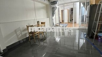 Phòng + Sân siêu rộng - free xe - tách bếp - sát chợ Tân Định