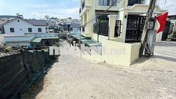 chính chủ cần bán 1 căn nhà lộ ô tô 1 trệt 1 lầu gần chợ đêm dalat