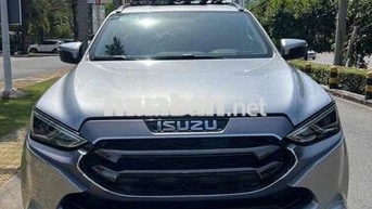 Isuzu Mu-X 2024 10.000km Bạc